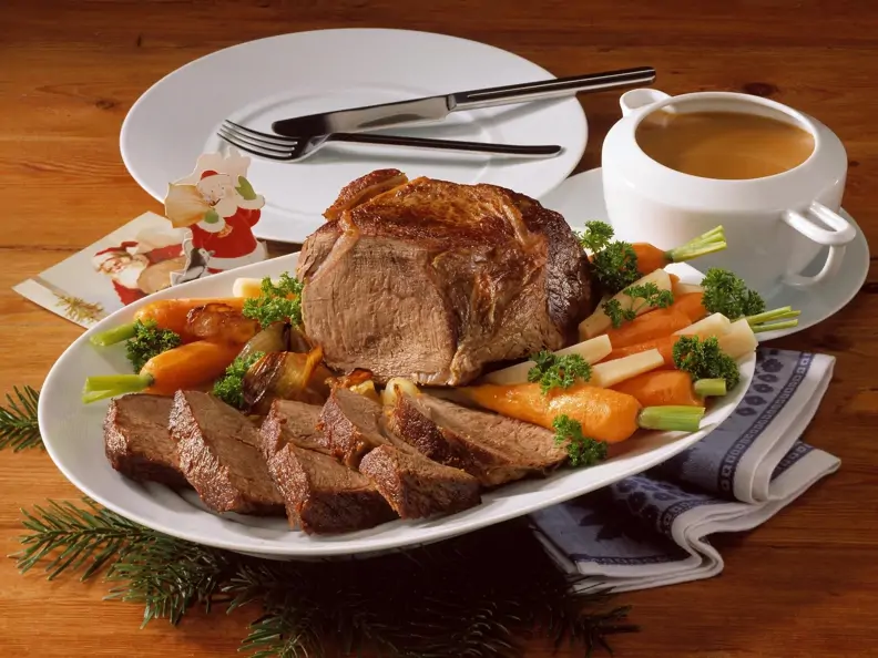 Schmorbraten mit Rotweinsoße und gemischtem Gemüse