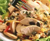 Geflügelsalat mit Kürbiskernen und Kräutervinaigrette