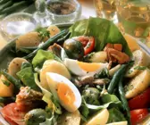 Gemüsesalat mit Ei, Salami und Thunfisch