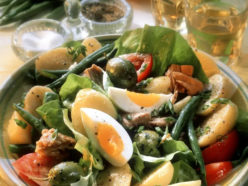 Gemüsesalat mit Ei, Salami und Thunfisch