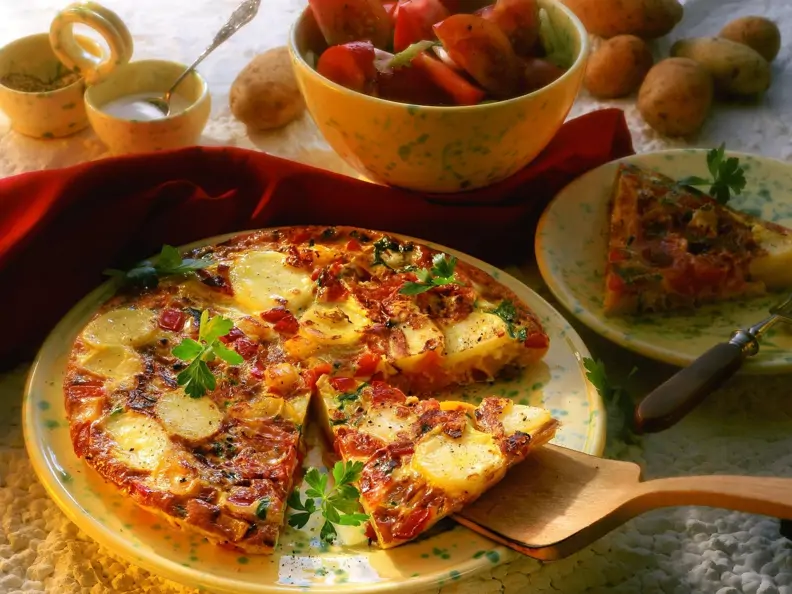 Spanische Tortilla mit Kartoffeln, Tomaten und Paprika
