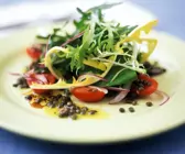 Löwenzahnsalat mit Linsen und Cherrytomaten