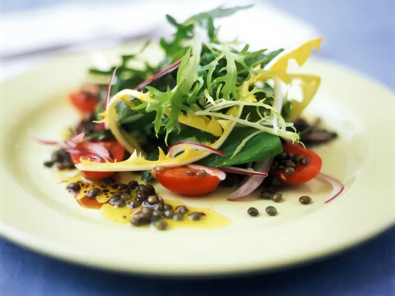 Löwenzahnsalat mit Linsen und Cherrytomaten