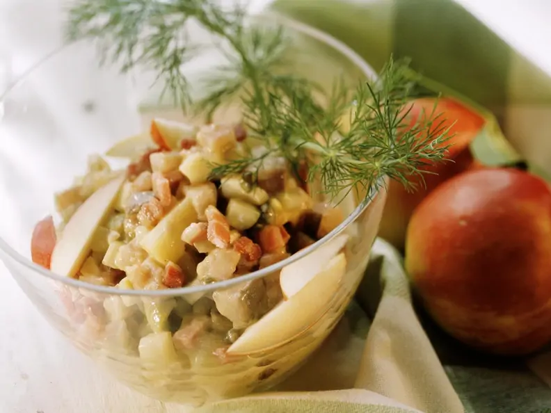 Heringssalat mit Kartoffeln, Speck und Apfel