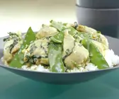 Kokosmilch-Ente mit Zuckerschoten, dazu Reis