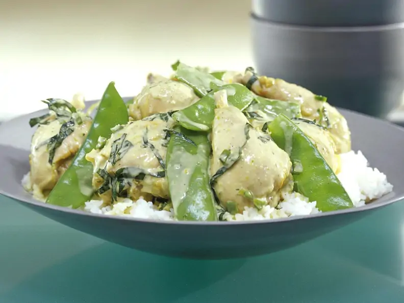 Kokosmilch-Ente mit Zuckerschoten, dazu Reis