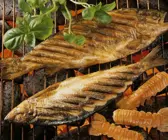 Gegrillte Kräuterfische und Garnelen