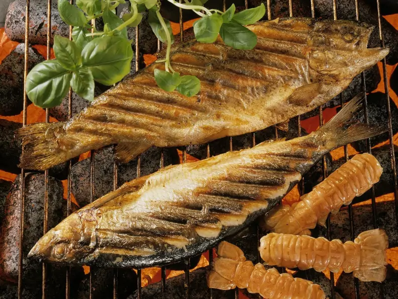 Gegrillte Kräuterfische und Garnelen