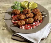 Hackfleischspießchen mit Zwiebeln und Gurke