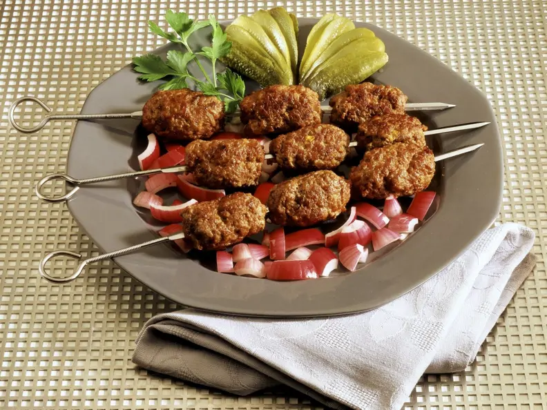 Hackfleischspießchen mit Zwiebeln und Gurke