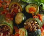 Zucchini mit Hackfleisch und Gemüse gefüllt
