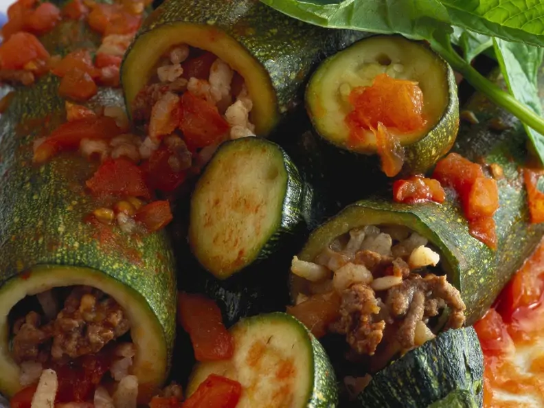 Zucchini mit Hackfleisch und Gemüse gefüllt