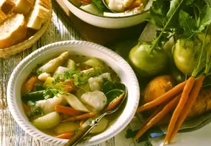 Suppe mit Fisch und Gemüse
