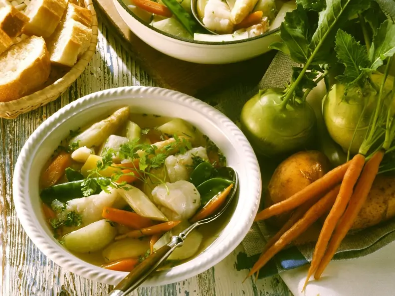 Suppe mit Fisch und Gemüse