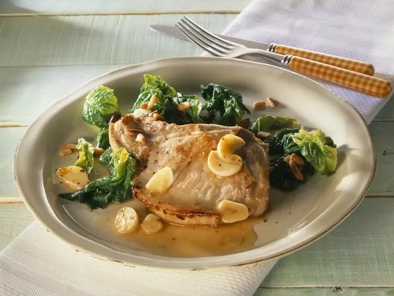 Koteletts mit Knoblauch dazu Spinat