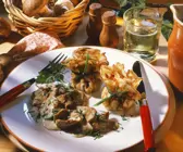 Kalbsgeschnetzeltes und Crêpe-Päckchen mit Pilzen