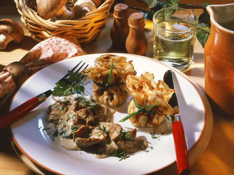 Kalbsgeschnetzeltes und Crêpe-Päckchen mit Pilzen