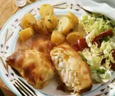 Schellfisch im Filo-Mantel mit Kartoffeln und Salat