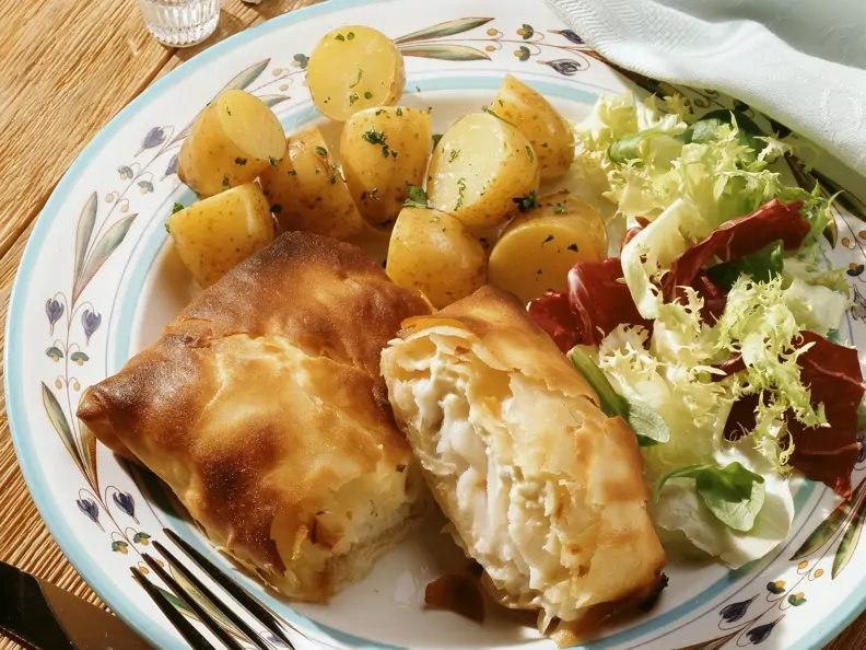 Schellfisch im Filo-Mantel mit Kartoffeln und Salat