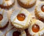 Plätzchen mit Hagebuttenmarmelade