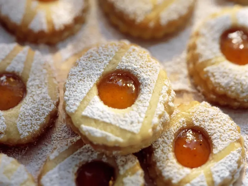 Plätzchen mit Hagebuttenmarmelade