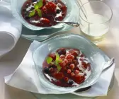 Rote Grütze mit gemischtem Beeren