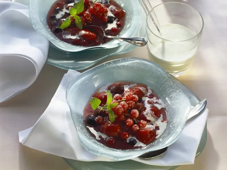 Rote Grütze mit gemischtem Beeren