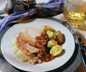 Schweinebraten mit Sauerkraut und Kartoffeln