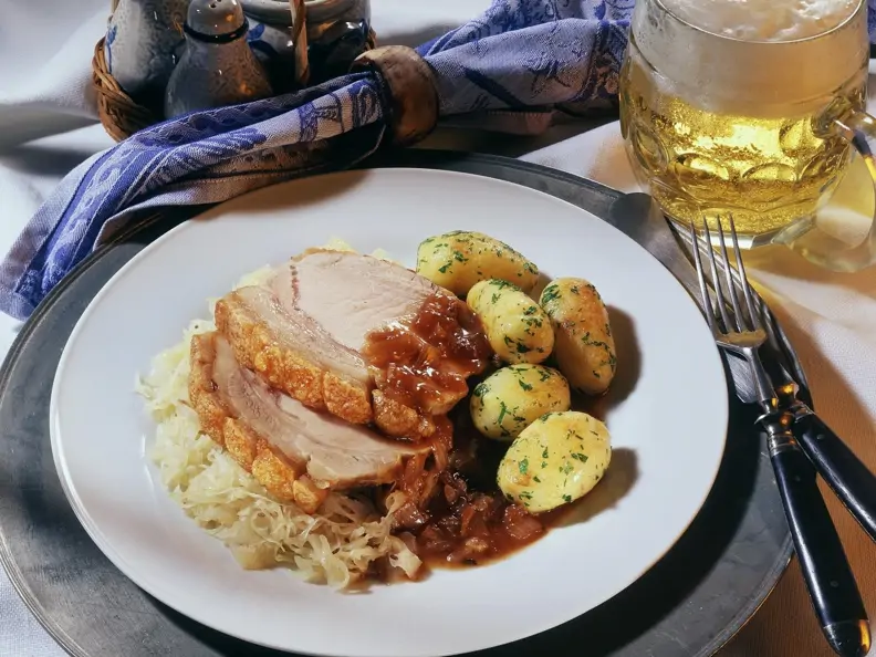 Schweinebraten mit Sauerkraut und Kartoffeln