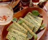 Terrine mit Brokkoli und Makkaroni dazu Tomatendip