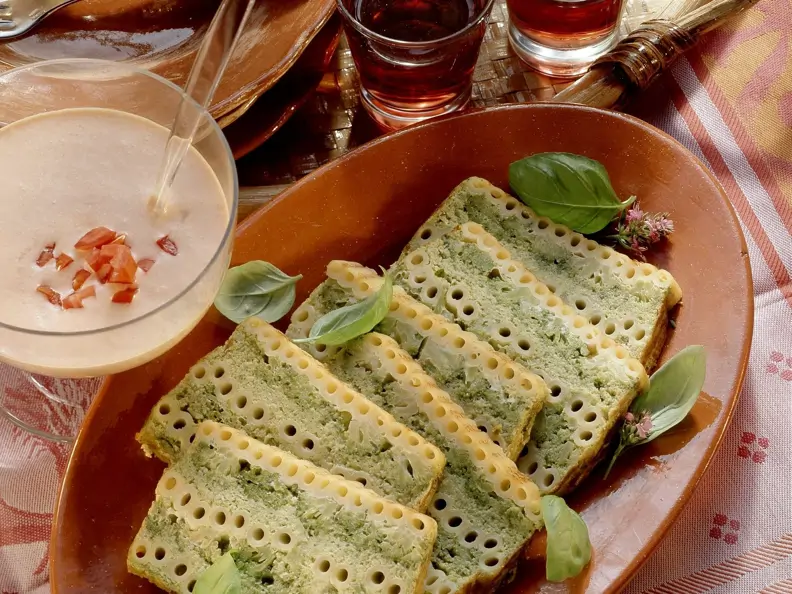 Terrine mit Brokkoli und Makkaroni dazu Tomatendip