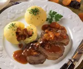 Sauerbraten mit Trockenobstsoße und Kartoffelklößen