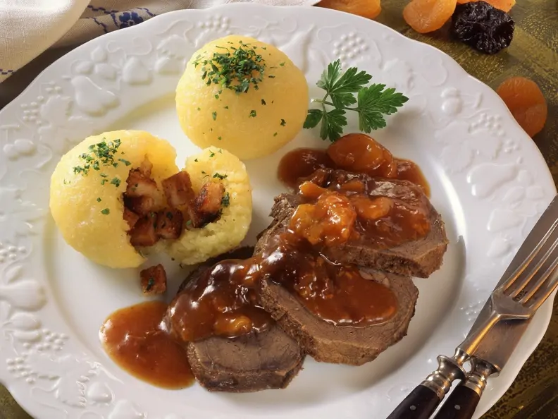 Sauerbraten mit Trockenobstsoße und Kartoffelklößen