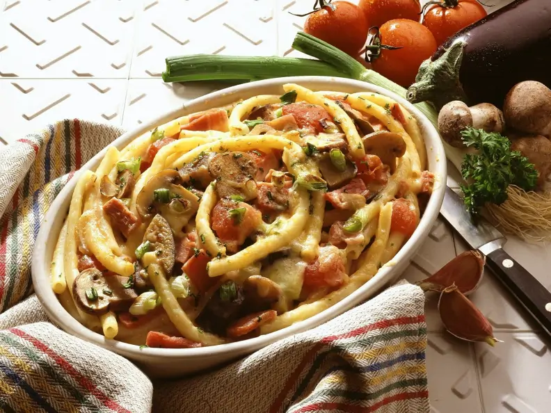 Makkaronigratin mit Tomaten, Auberginen und Pilzen