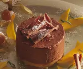 Schokoladenflan mit Mango und Physalis