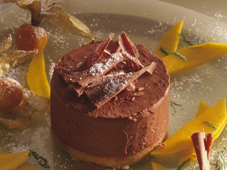 Schokoladenflan mit Mango und Physalis