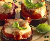 Auberginenscheiben mit Tomate und Käse