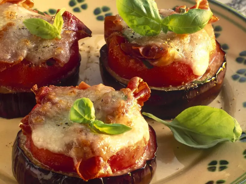 Auberginenscheiben mit Tomate und Käse
