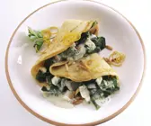 Pfannkuchen mit Mangold-Käse-Soße und Pinienkernen