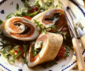 Pfannkuchenröllchen mit Lachs dazu Tomatensalat mit Rucola