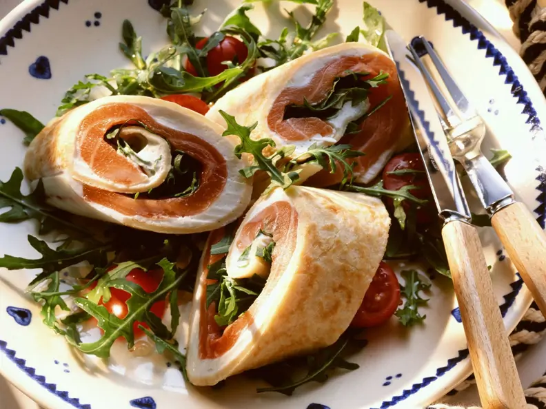 Pfannkuchenröllchen mit Lachs dazu Tomatensalat mit Rucola