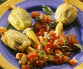 Gefüllte Zucchiniblüten und Tomatensalat