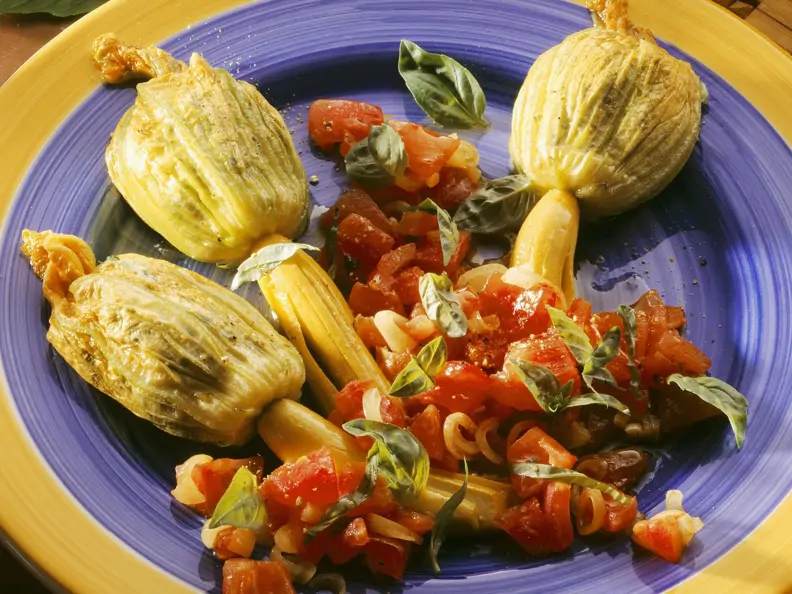 Gefüllte Zucchiniblüten und Tomatensalat