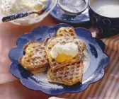 Süße Waffeln mit Pfirsich