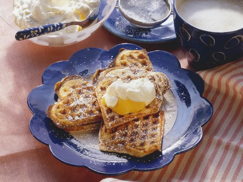 Süße Waffeln mit Pfirsich