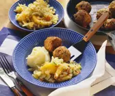 Fleischbällchen mit Kartoffelbrei und Apfel-Kohl-Gemüse