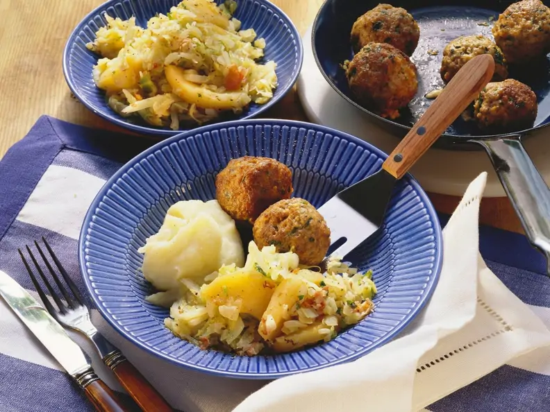 Fleischbällchen mit Kartoffelbrei und Apfel-Kohl-Gemüse