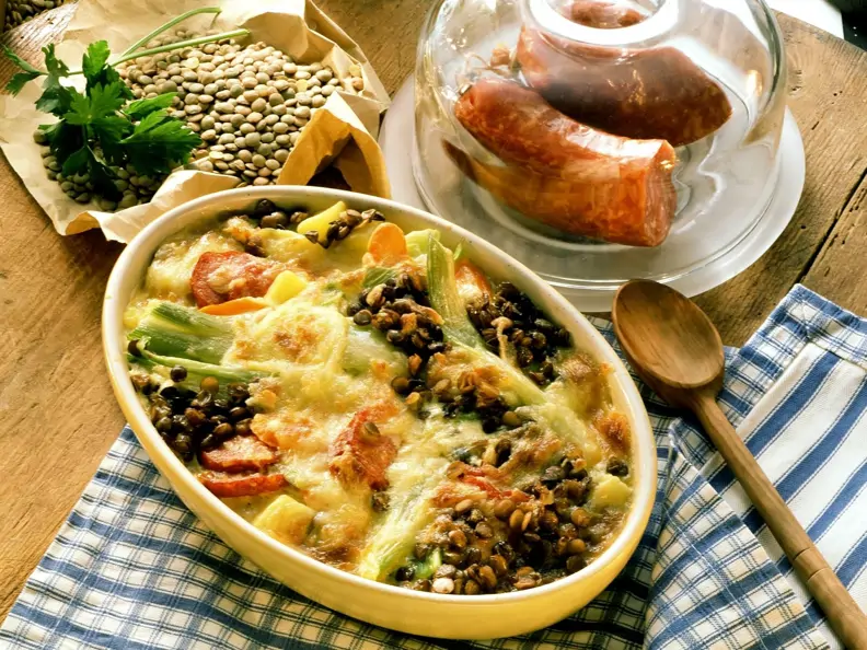 Linsengratin mit Gemüse und Wurst