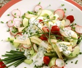 Käse-Radieschen-Salat mit Schnittlauchvinaigrette