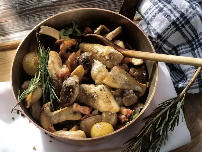 Herbstliche Pilzpfanne mit Speck